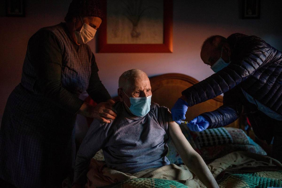 Un enfermero administra a un hombre la tercera dosis de la vacuna contra el coronavirus, en un domicilio de Avión (Ourense). (Foto: EFE/ Brais Lorenzo)
